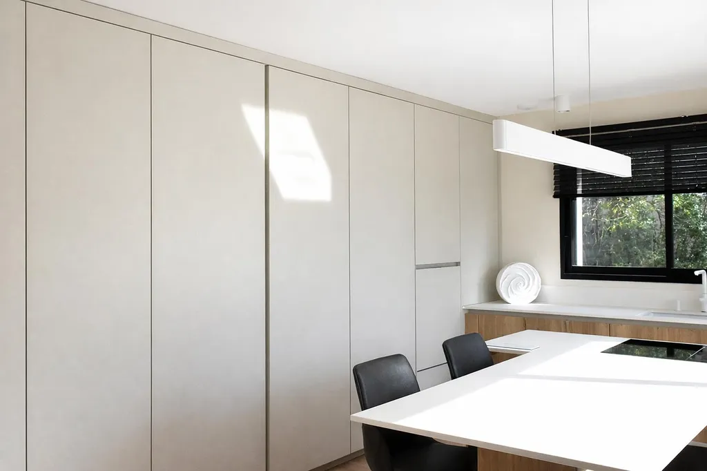 Colonnes d'un seul tenant jusqu’au plafond : maximiser l’espace de rangement, une rénovation à l’Union, près de Toulouse