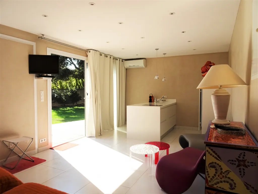 VILLENEUVE-LES-AVIGNON, maison contemporaine avec piscine et annexes dans quartier recherché   