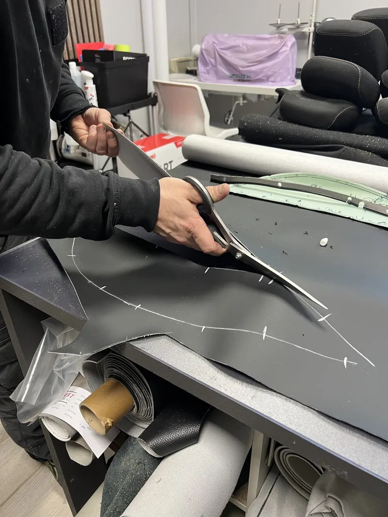DSP Service à Le Mans élargit son savoir-faire avec l’arrivée de Benjamin, expert en sellerie automobile