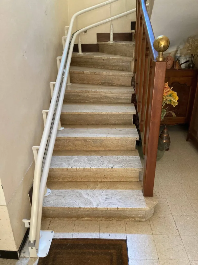 Instalallation au plus près du mur pour ce fauteuil monte-escaliers OTOLIFT près de Toulon
