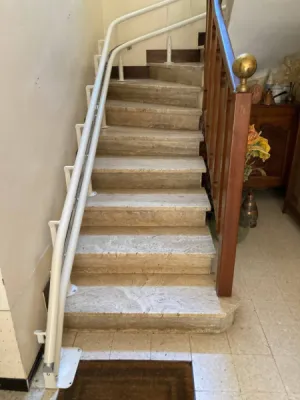 Instalallation au plus près du mur pour ce fauteuil monte-escaliers OTOLIFT près de Toulon