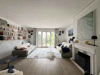 A vendre dans un quartier agréable et tranquille à Saint-Germain-en-Laye une jolie maison de 144 M² sur 3 niveaux avec jardin et sans vis à vis.