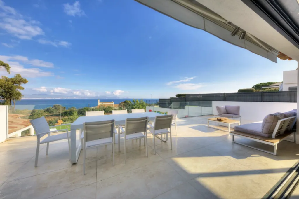 Achat d’un nouveau local de 90 m² aux Issambres, avec plusieurs bureaux.