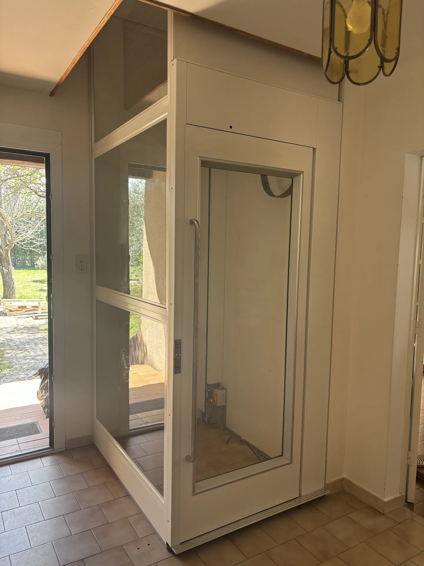 Intégration à son environnement existant pour cet élévateur vertical NAMILIFT PL501 dans cet maison en Avignon