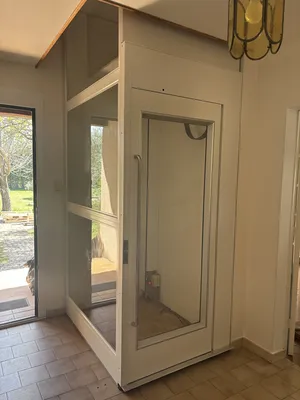 Intégration à son environnement existant pour cet élévateur vertical NAMILIFT PL501 dans cet maison en Avignon