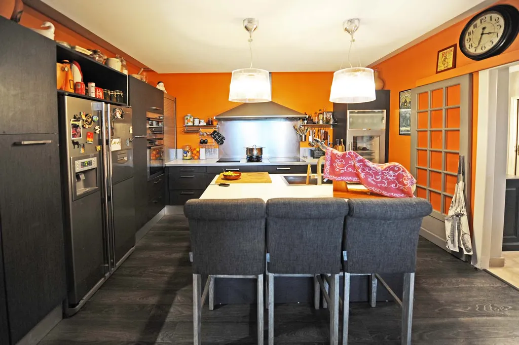 Comtat Venaissin en position dominante, villa contemporaine avec piscine   