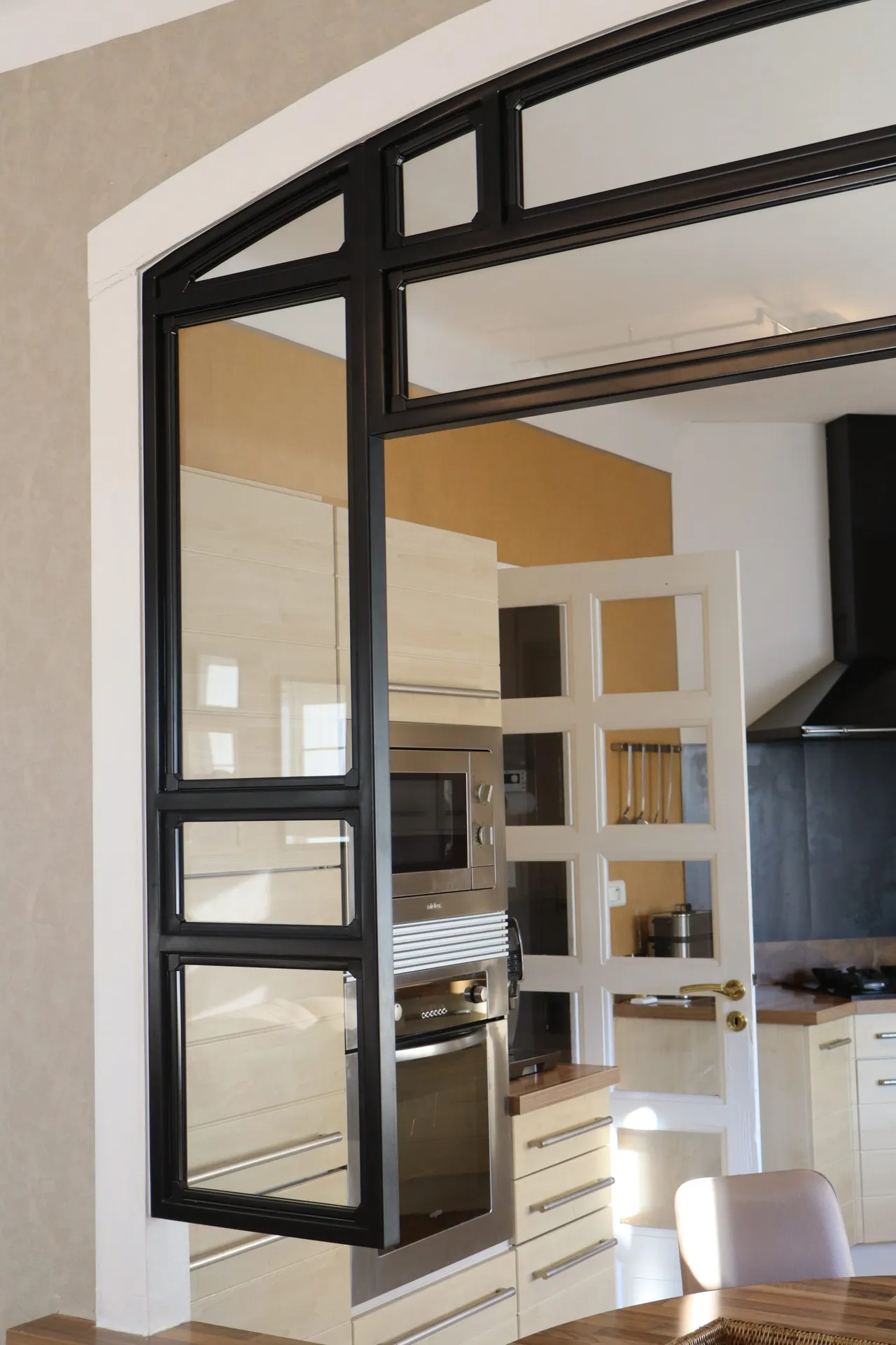 Verrière sur mesure purement esthétique pour sublimer un intérieur avec finesse et élégance en Sud-Ardèche à Aubenas