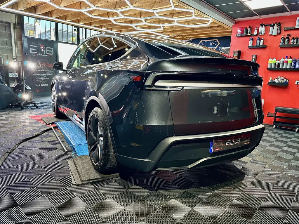 traitement céramique chez EMB DETAILING spécialiste Tesla sur Vaugneray 