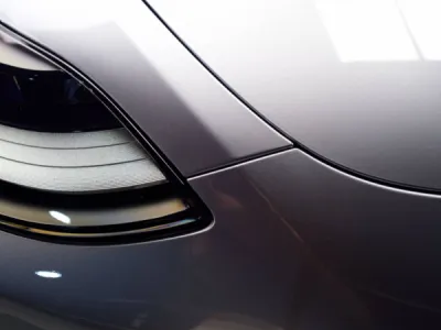 Découvrez chaque détail de cette Tesla Model Y Quick Silver, mise en valeur par un film XPEL, offrant une protection maximale et une finition impeccable