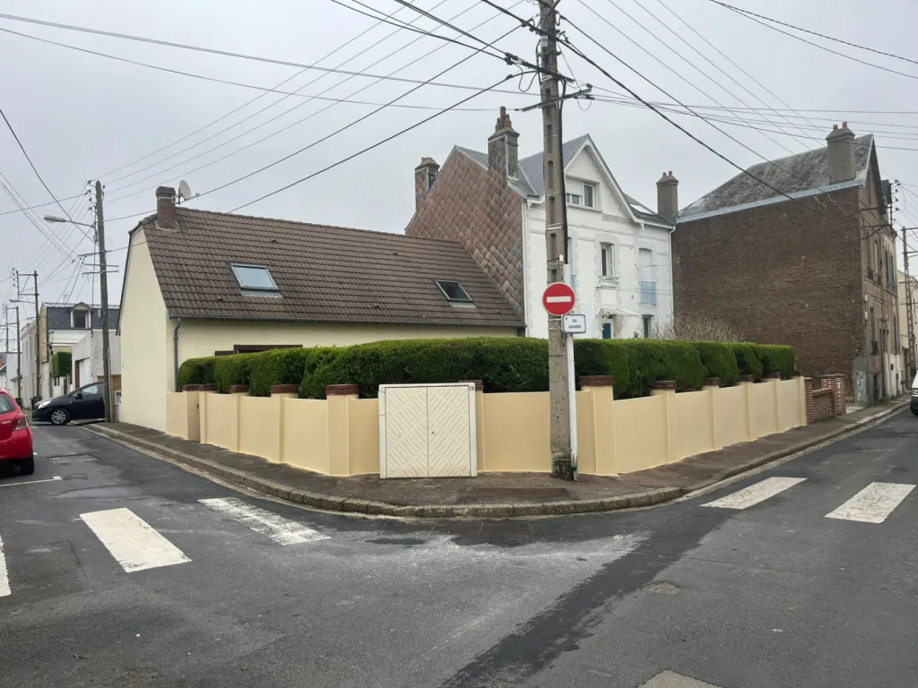 Ravalement enduit projeté sur murs de clôtures en béton au Havre