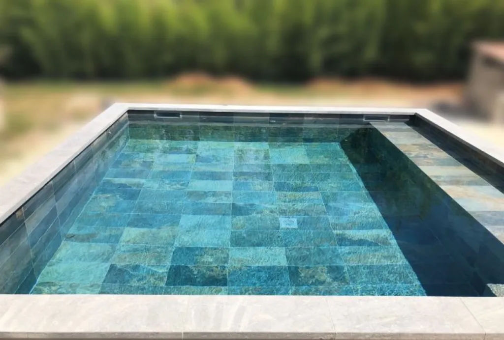 Pierre de Bali en pierre naturelle pour piscine et bassin.  Livraison partout en France: PARIS - BORDEAUX - BASTIA - LYON