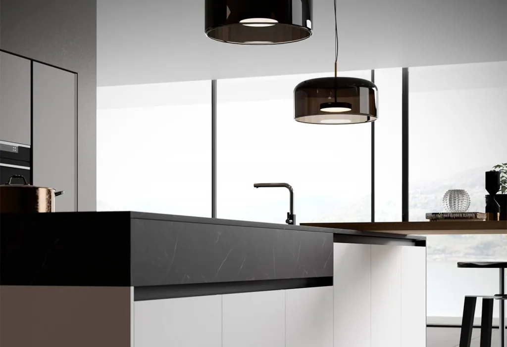 Faire installer une cuisine italienne design avec îlot  dans le Varcentral à Sanary sur Mer 