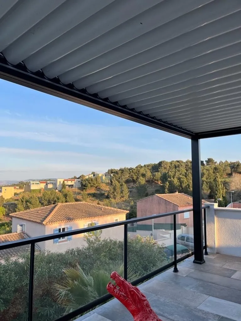 Pergola Bioclimatique IZI en Aluminium sur Martigues 