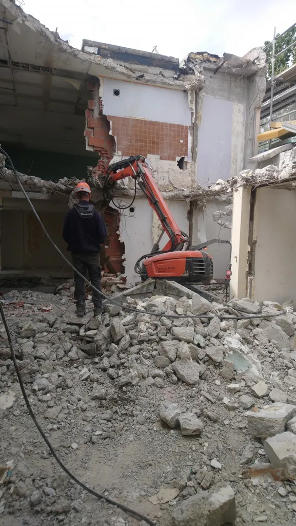 Une cisaille à béton en action pour casser une dalle sur un chantier à Lyon en Rhône Alpes