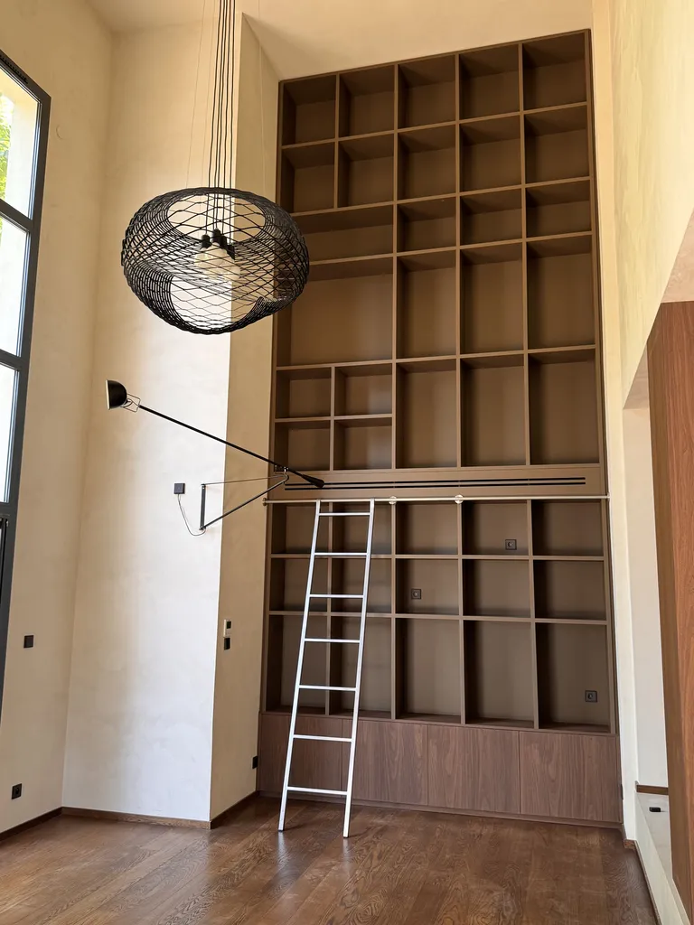 Installation d'une console Mitsubishi Electric non carrossée pour une climatisation entièrement intégrée dans une bibliothèque sur mesure à Lyon.