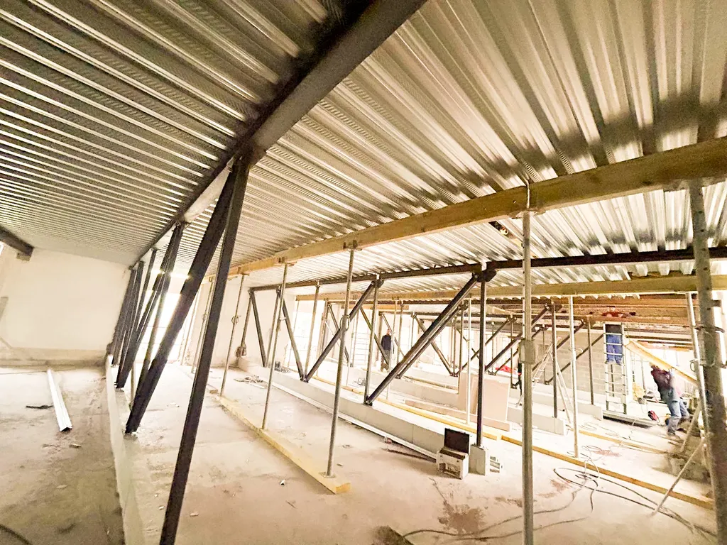 Ferronnerie d'art sur mesure à Lançon-de-Provence : fabrication de pergolas, garde-corps, portails, menuiseries métalliques et escaliers dans les Bouches-du-Rhône et PACA.