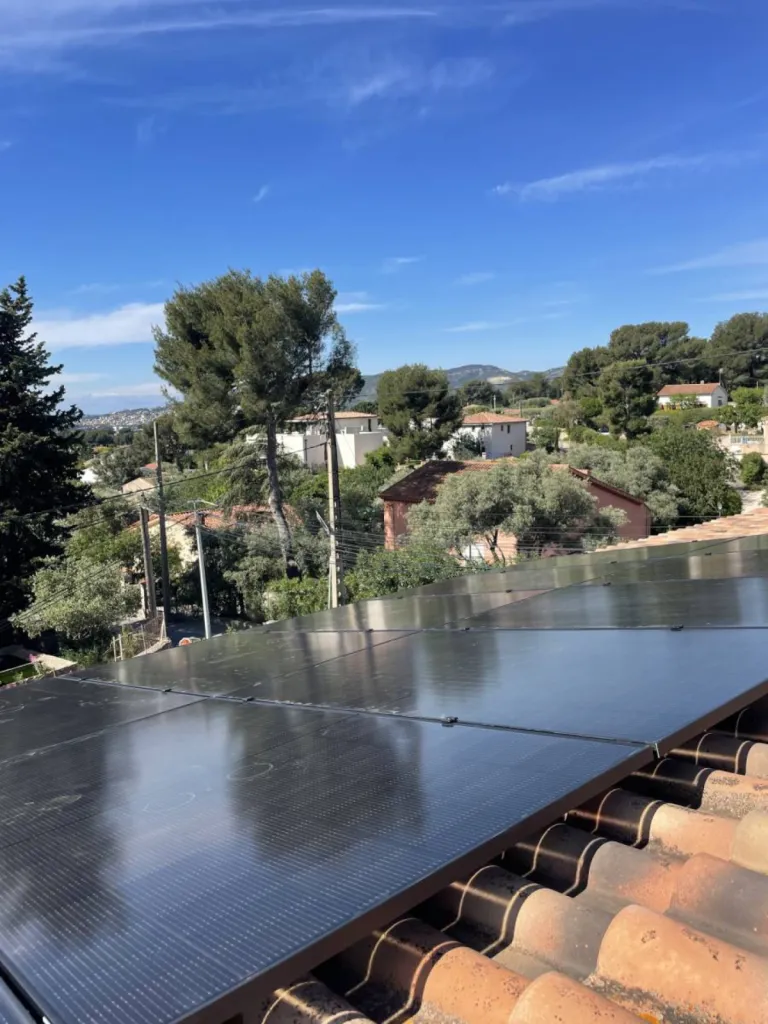 Installation de 12 panneaux solaires Dmegc en 500w à Ceyreste pour 8 990€