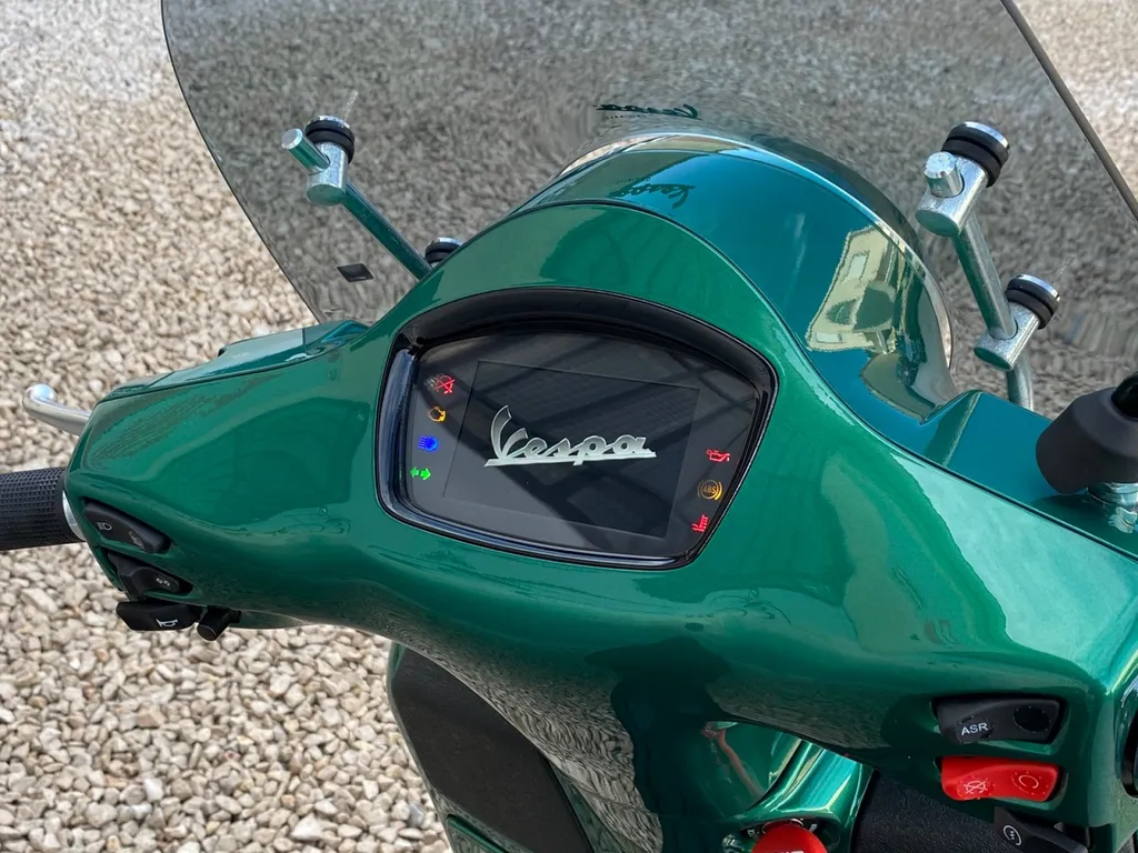 Personnalisation de scooter: Peinture sur Vespa GTS Super 300 chez Platinum Carrosserie à Carnoux