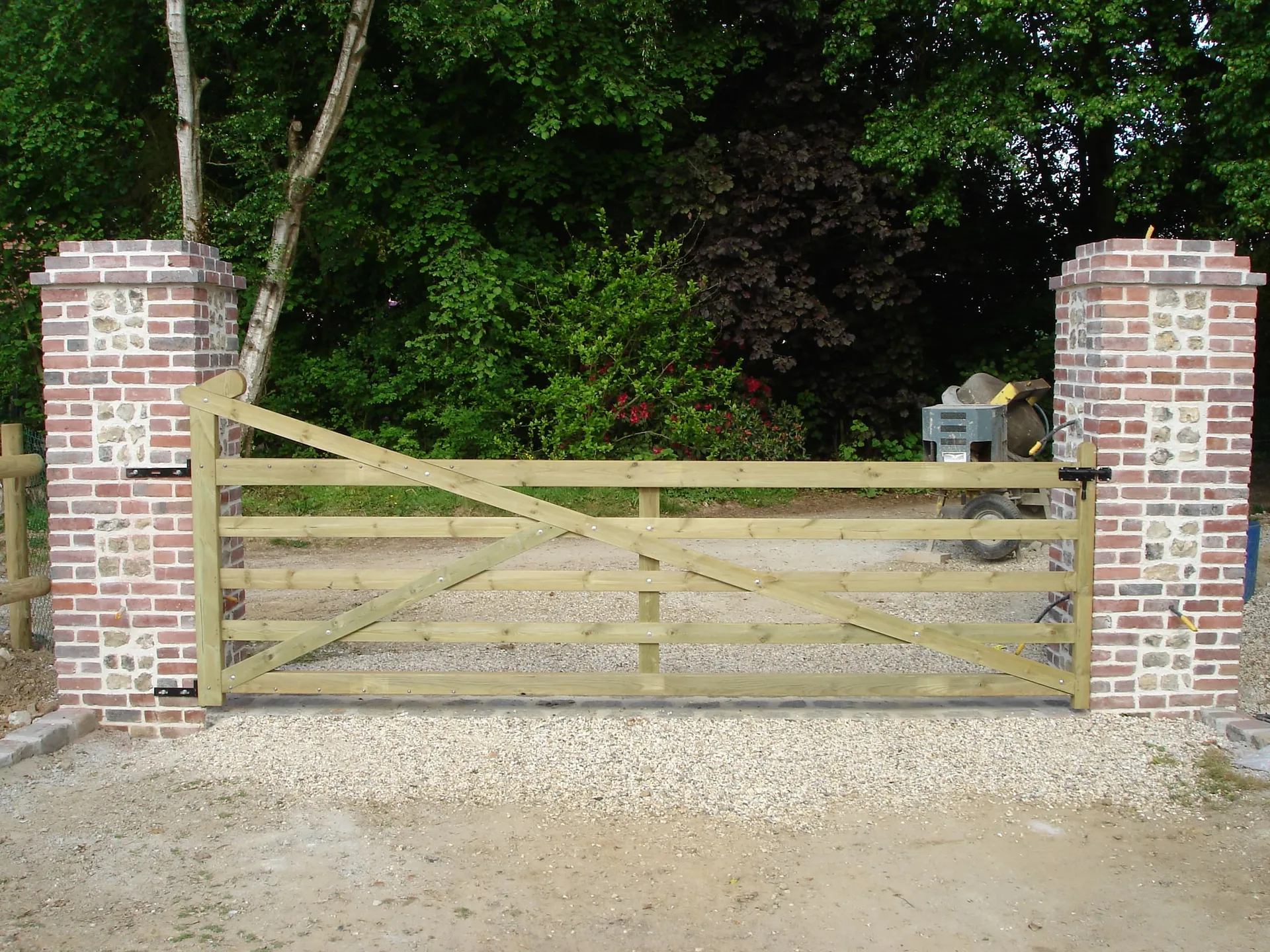 Installation de Portail champêtre en bois, Barrières de prairie et Portillons en bois massif à Cormeilles dans l’Eure 27 et ses Alentours