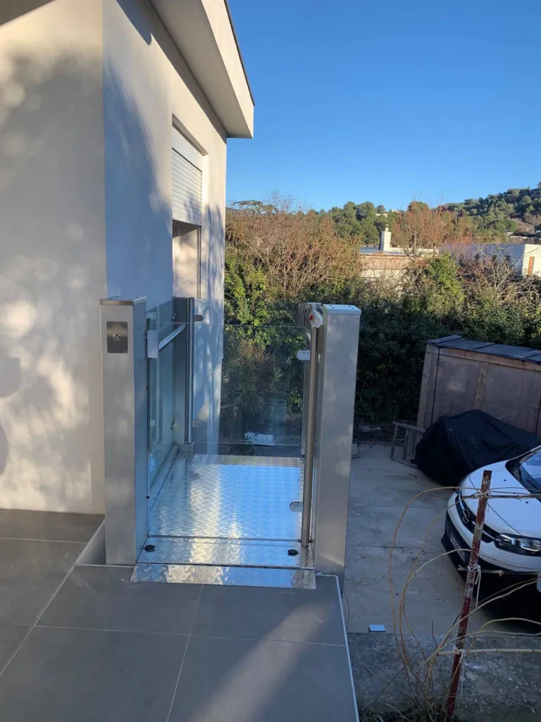 Le ciel bleu était de la partie pour cette installation d'une plateforme verticale Barduva RB 150 en extérieur à Carnoux près de Marseille