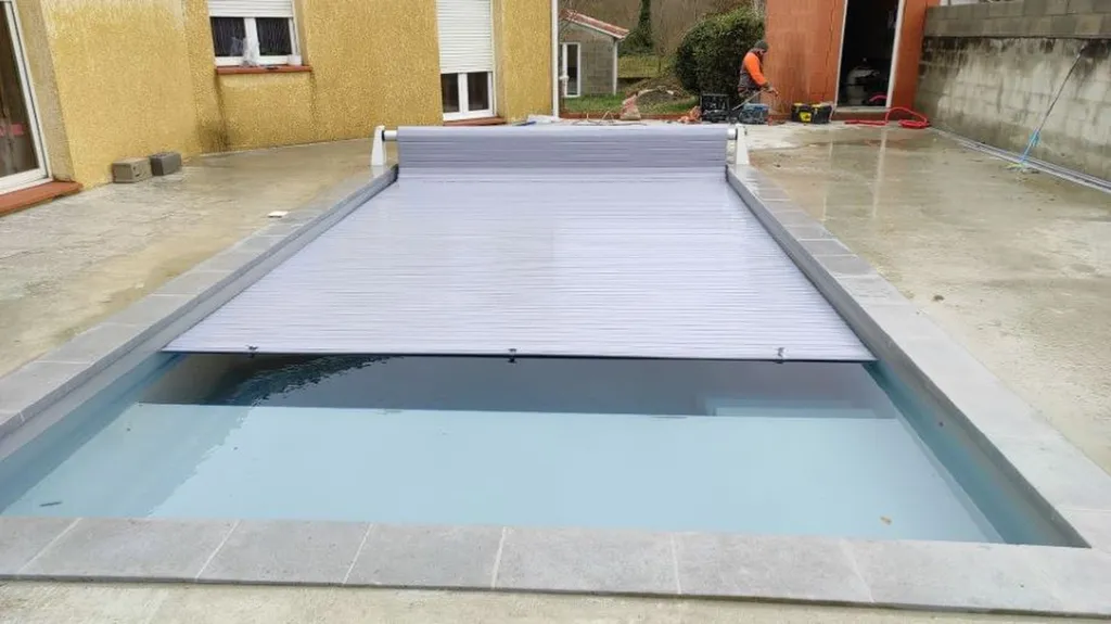 Installer un volet roulant de piscine motorisé pour la sécurité et la protection thermique de votre bassin à Muret et Carbonne