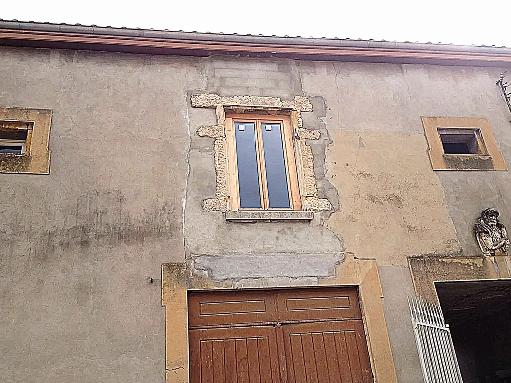 Nouvelle fenêtre en bois performante installée après rénovation, améliorant l’étanchéité à l’air et les performances énergétiques du logement