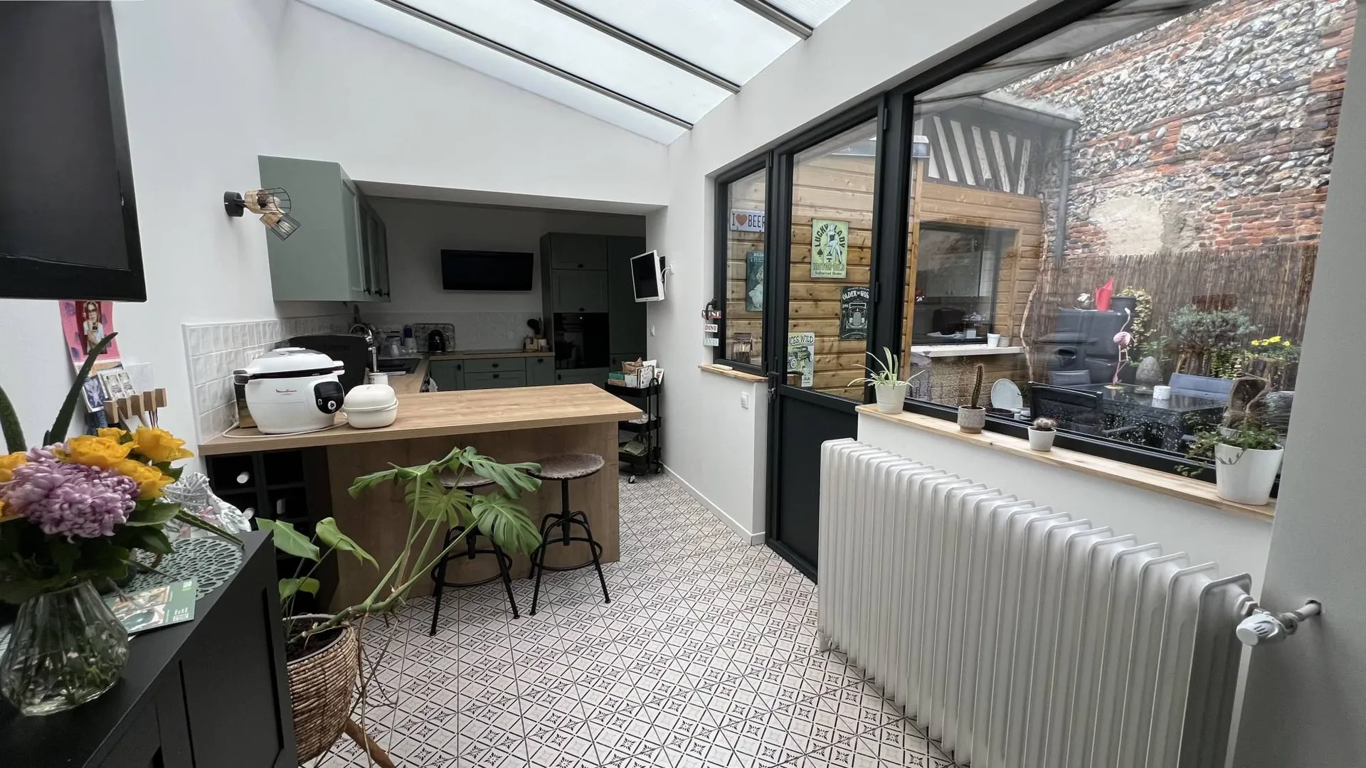 Charmante maison de ville 147m², 3 chambres, cour intérieure, cave voûtée et belles prestations, à proximité immédiate des commerces et services du centre de Eu 76260.