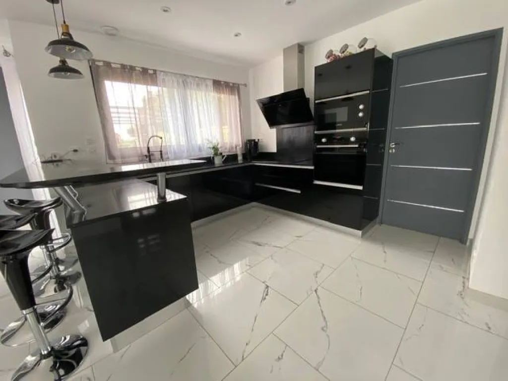 cuisine ouverte aménagée équipée avec son cellier