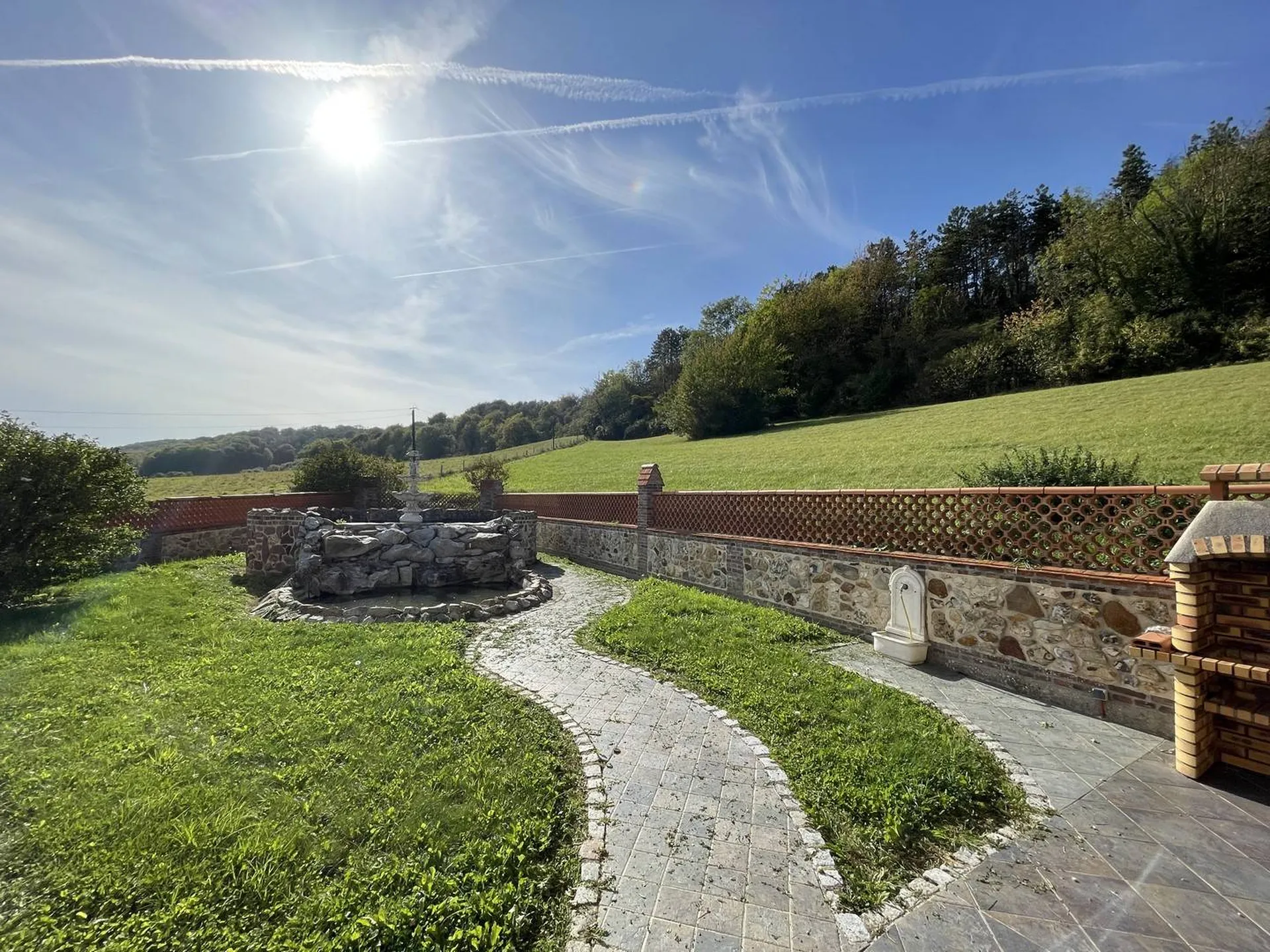 **Propriété avec stationnement à vendre** : Place de stationnement disponible en sous-sol, assurant un confort supplémentaire pour les résidents.