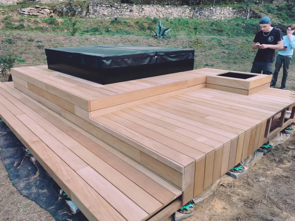 Installation d’un spa Napoli Luxe sur terrasse bois paysagée