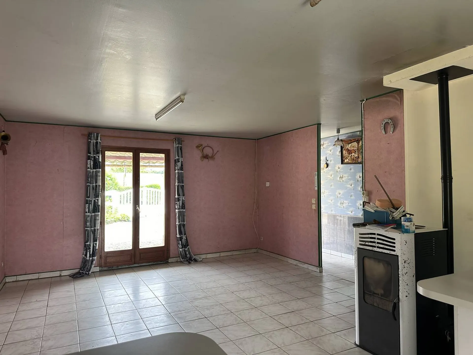 À vendre : Maison plain-pied de 68 m², véranda de 41 m², poulailler et serre sur terrain de 1000 m². Idéal pour une rénovation à Lyons-la-Forêt.