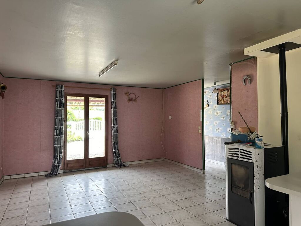 À vendre : Maison plain-pied de 68 m², véranda de 41 m², poulailler et serre sur terrain de 1000 m². Idéal pour une rénovation à Lyons-la-Forêt.