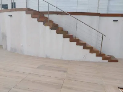 Design Épuré, Durabilité Externe : Notre Escalier en Ipé à Carry-le-Rouet 
