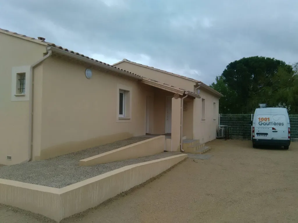 Gouttière alu moderne pour entrepôt à Bagnols-sur-Cèze installation professionnelle et nettoyage régulier Gouttière alu moderne pour entrepôt à Bagnols-sur-Cèze installation professionnelle et nettoyage régulier