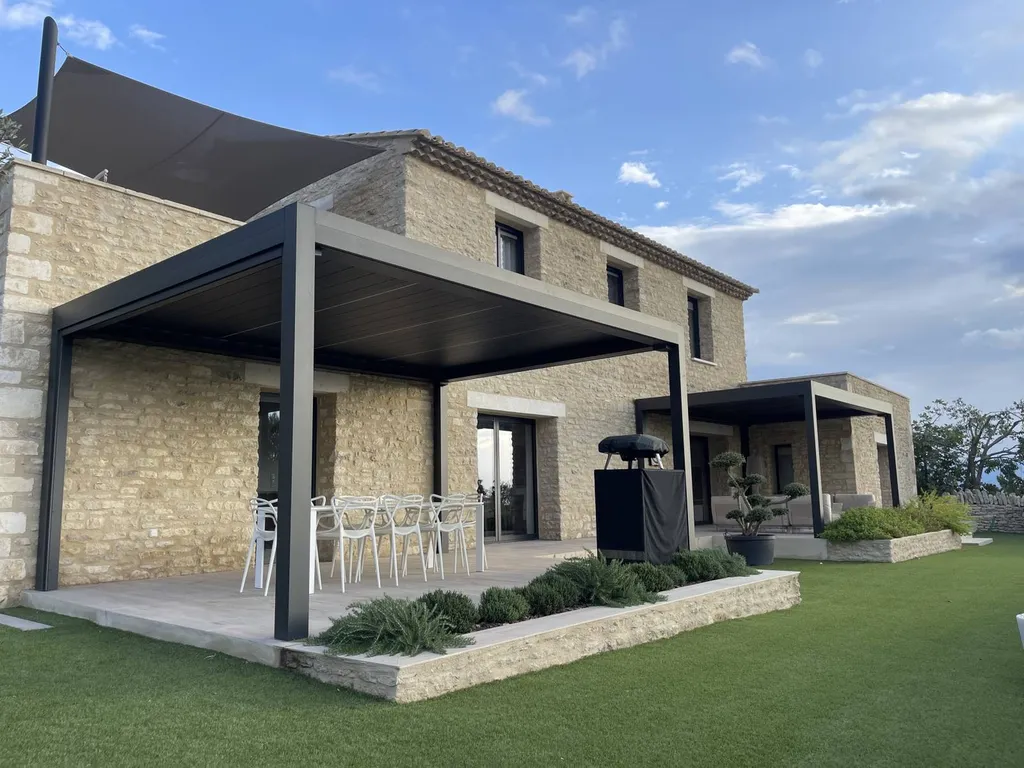 Réalisation de deux pergolas bioclimatiques rétractables dans le Luberon