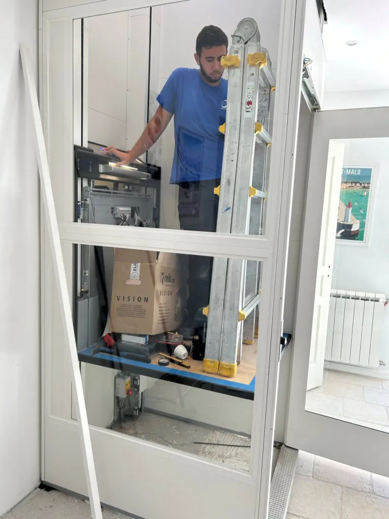 Les équipes Oval'Access lors de l'instalaltion de cet ascenseur de maison NAMILIFT PL 501 en intérieur sur 2 nveaux dans un village entre Avignon et Aix en Provence