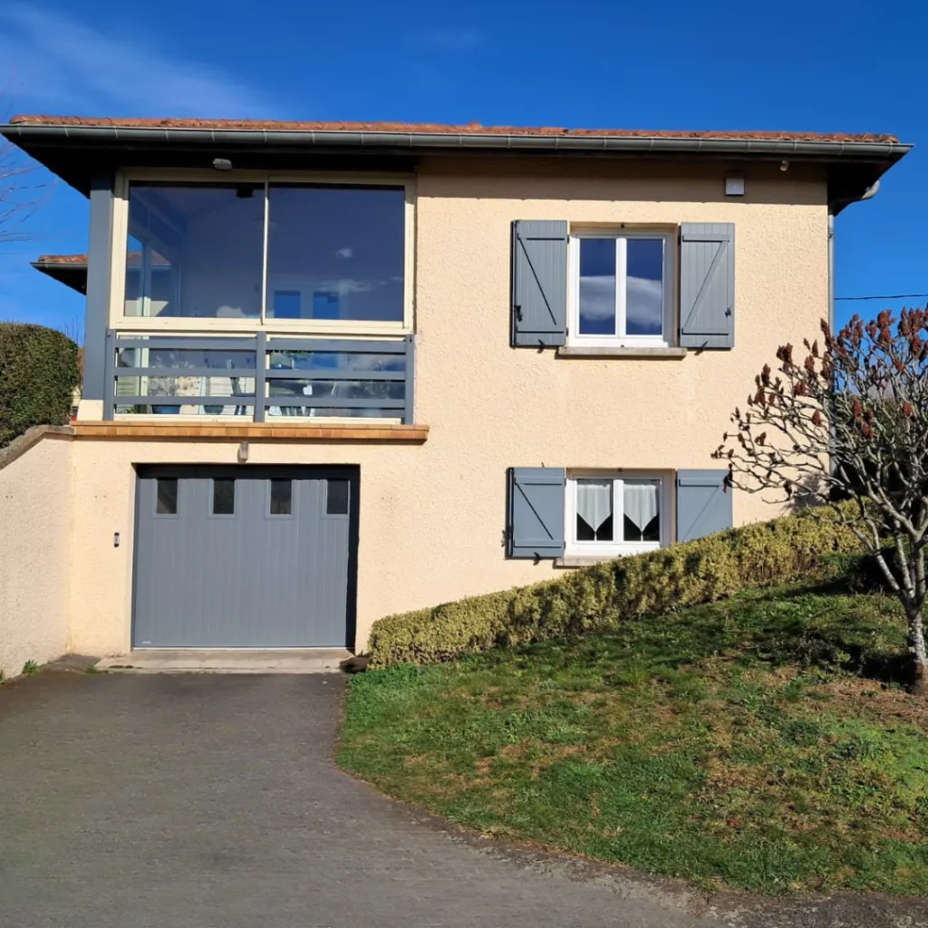 Porte de garage alu avec déplacement latéral à Coise dans le Monts du Lyonnais par 3 Baies