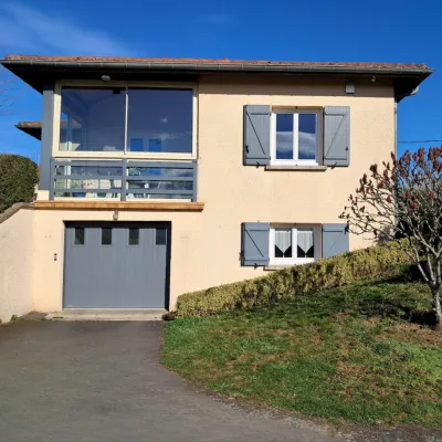 Porte de garage alu avec déplacement latéral à Coise dans le Monts du Lyonnais par 3 Baies