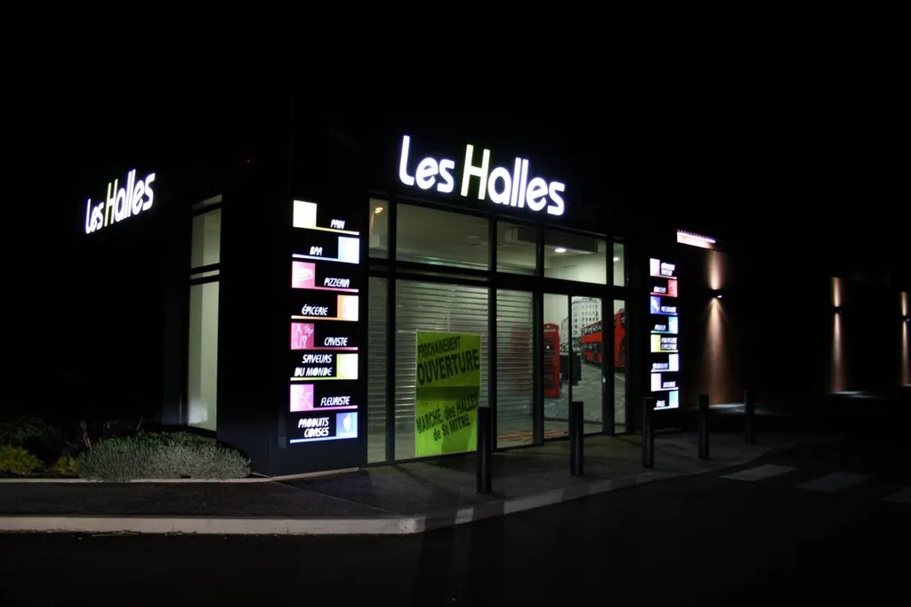 enseigne lettres lumineuse saint mitre les remparts