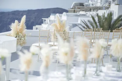 Une cérémonie de mariage civile romantique organisée sur la terrasse d'un hôtel de luxe avec vue sur la Caldera à Santorin