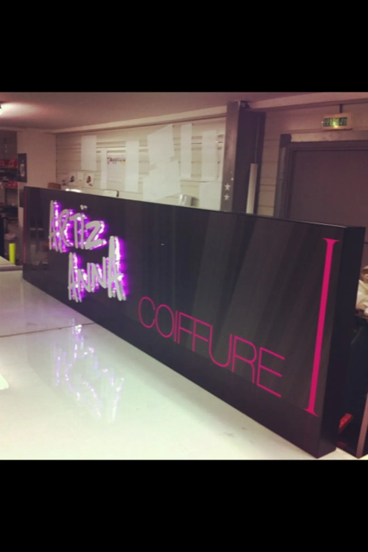 Enseigne pour le salon de coiffure Artiz Anna avec rétro éclairage Muret