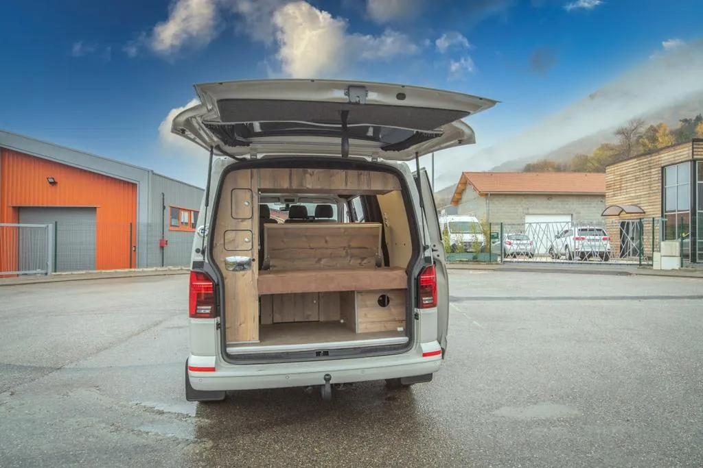 Aménagement VW T6.1 Court sur-mesure à Lyon : van compact à finition bois vieilli et suédine pour le Rhône