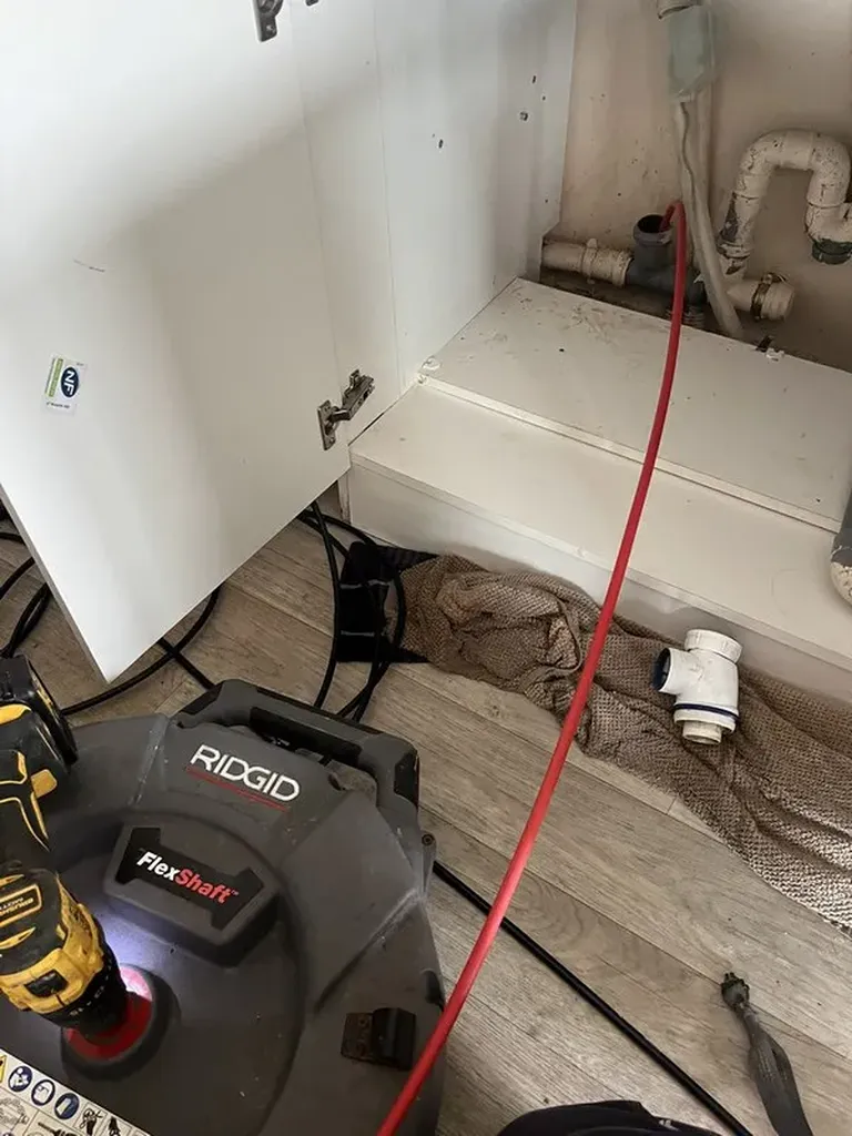Débouchage de canalisation de cuisine et des colonnes d'eaux usées dans un bâtiment à Bourgoin-Jallieu en Isère