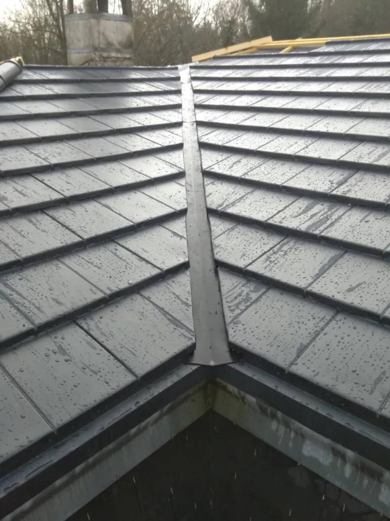 Tuiles métalliques plates METROTILE QUBE ACOUSTIC CLERGE COUVERTURE Toiture en cours 4de5