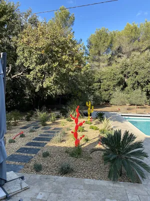 Création d’un jardin contemporain près d’Aix-en-Provence 13090, avec sculptures, massifs structurés et végétaux variés pour un extérieur unique