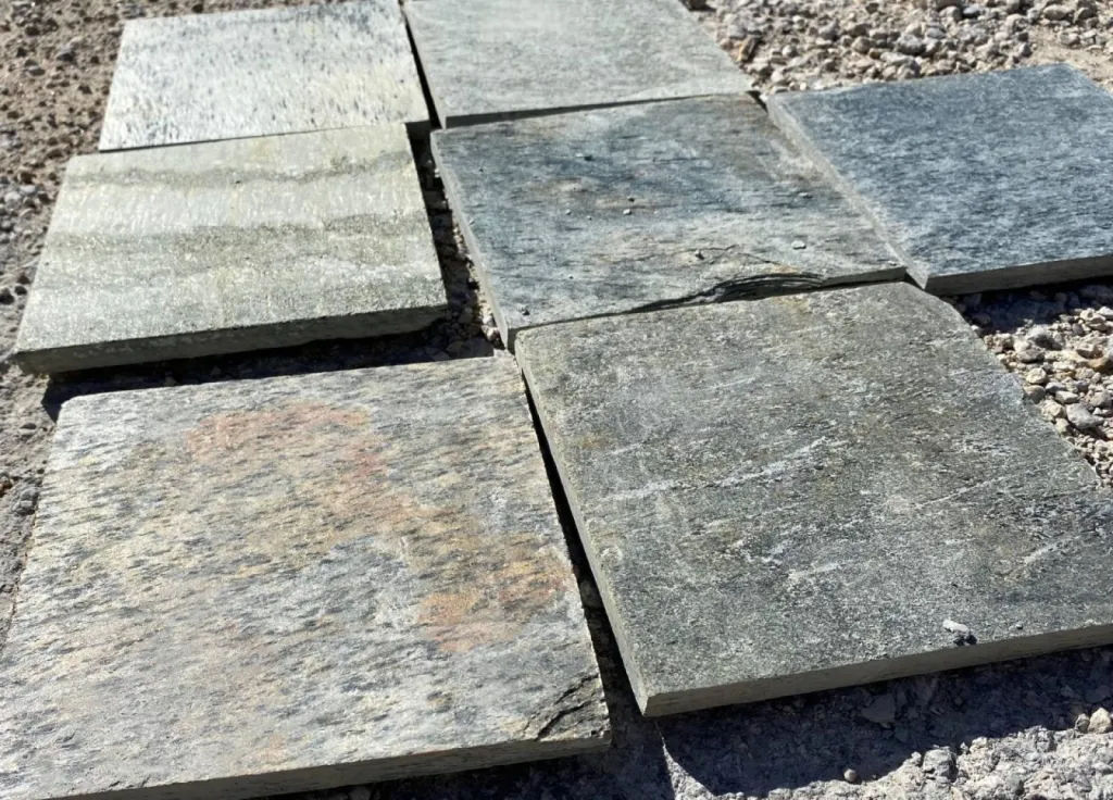 Pierre de Bali, avant immersion dans l'eau en pierre naturelle pour piscine et bassin.  Livraison partout en France: CANNES - MOUGINS - NICE