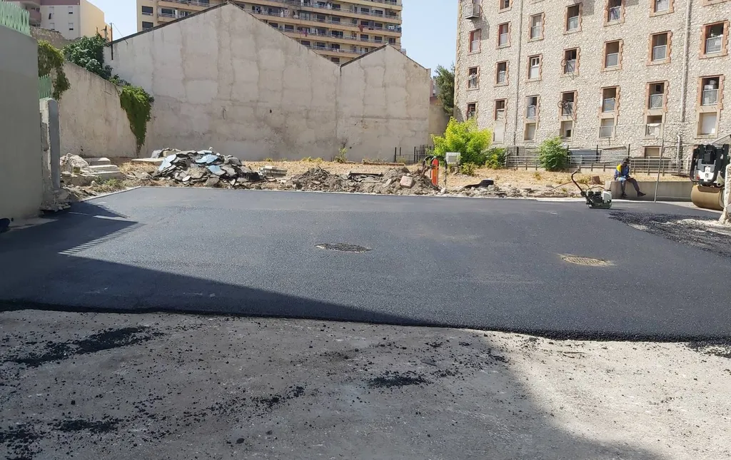 Réfection d'un parking de copropriété en enrobé de bitume noir dans le quartier de la Belle de Mai à Marseille