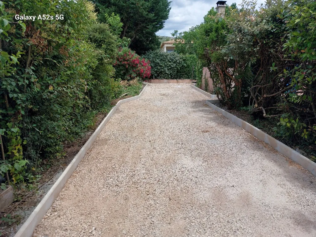 réfection d'une allée de propriété en enrobé de bitume noir sur la commune de Château neuf le rouge dans les Bouches-du-Rhône 