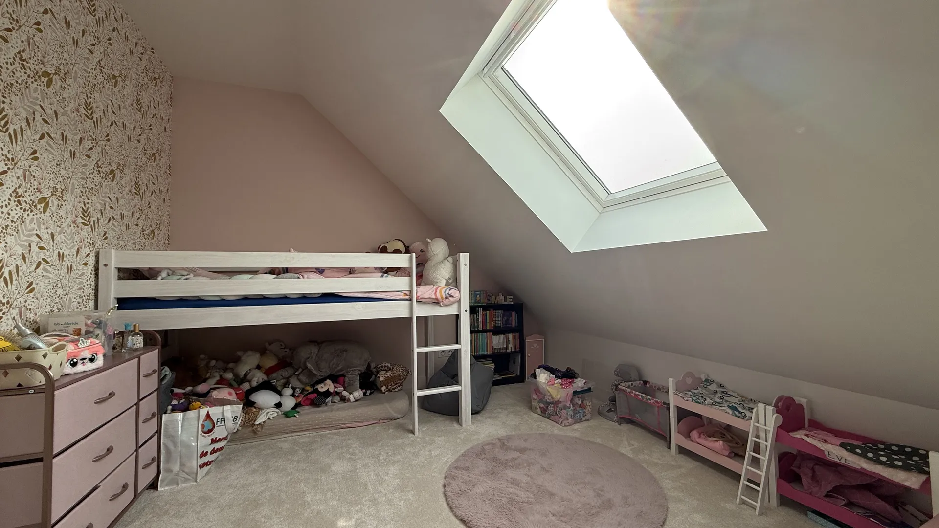 Le sous-sol complet permet le stationnement de deux véhicules et renforce l’intérêt de cette maison avec garage à vendre en Seine-Maritime.