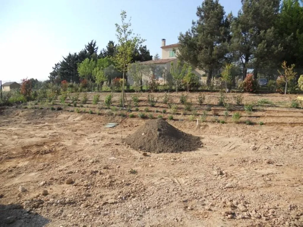 Création d'un massif par l'entreprise Les Jardins de Romain de Fuveau.